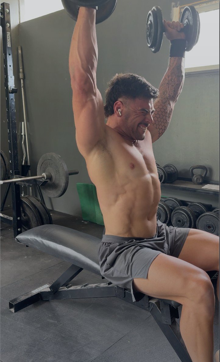 Nicolás Herrada entrenando en su studio